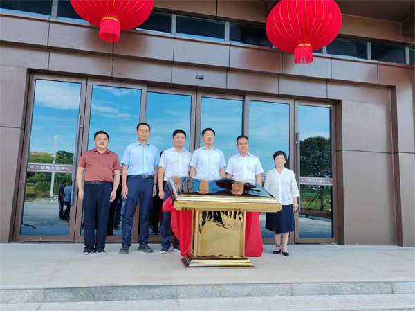 7月18日上午，歙縣人工智能創客中心正式投入使用并舉行揭牌儀式，縣委常委、常務副縣長詹凱主持儀式，縣委副書記、縣長王奇勇和徽投集團黨委書記、董事長洪筱明共同為歙縣人工智能創客中心揭牌?？h委常委、縣經開區管委會主任王坤，副縣長程衍生，縣政協副主席、財政局局長曹胡翠，縣直有關部門、縣各金融機構主要負責同志，共同見證揭牌儀式，并觀摩富豐新城片區投資規劃沙盤、集團企業館1。.jpg