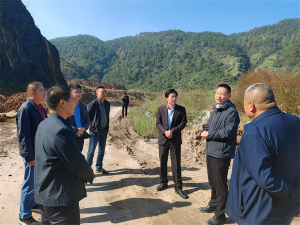 10月23日，張縣長帶隊督查大牛山環保整治項目。.jpg